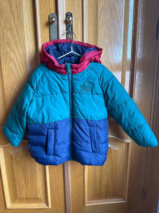Abrigo Benetton niño azul y verde talla 18/24(90cm