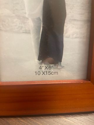 Elegante cornice in legno con dettagli dorati