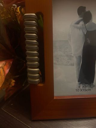 Elegante cornice in legno con dettagli dorati