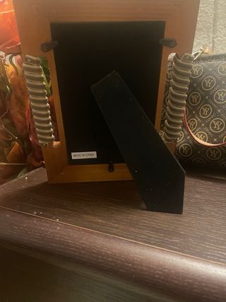 Elegante cornice in legno con dettagli dorati