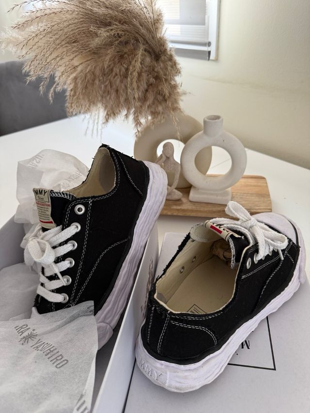 MMY Zapatillas Negras y Blancas