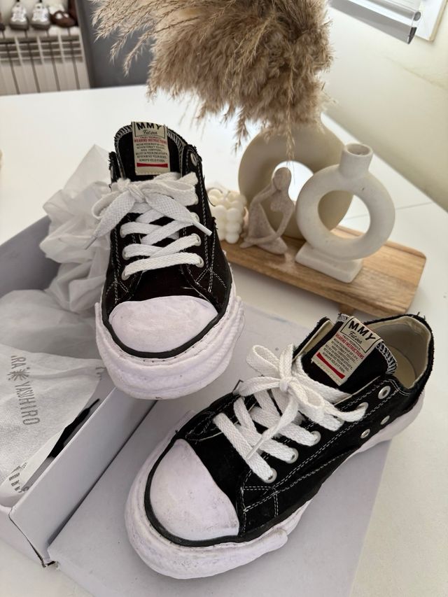 MMY Zapatillas Negras y Blancas