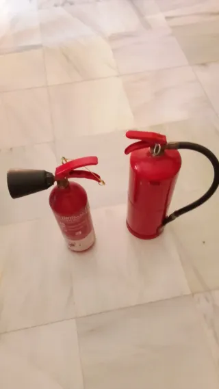 2 Extintores de Incendios Rojos