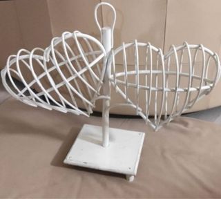 Espositore cuori bianco in vimini e legno