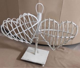 Espositore cuori bianco in vimini e legno