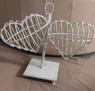 Espositore cuori bianco in vimini e legno