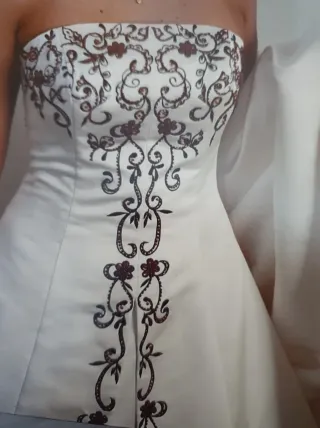 Vestido de novia blanco con bordado