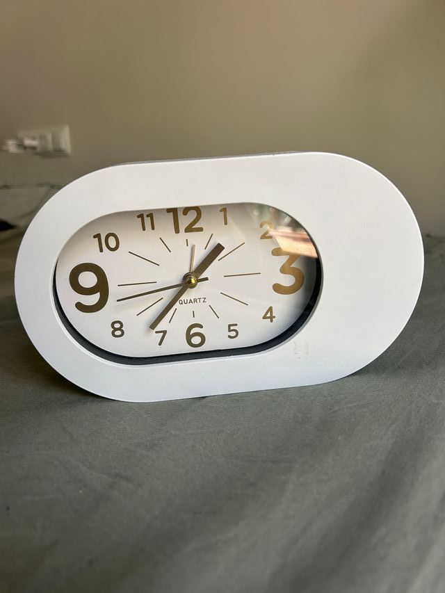 Reloj de mesa ovalado blanco