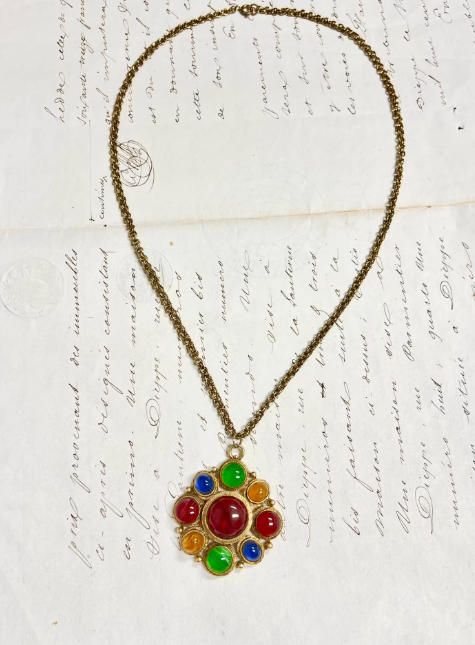 Collar con piedras de colores y cadena dorada