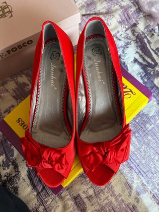 Zapatos de tacón rojos con lazo