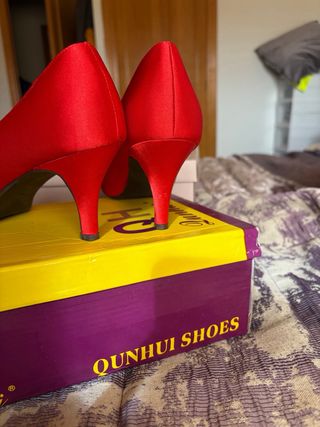 Zapatos de tacón rojos con lazo