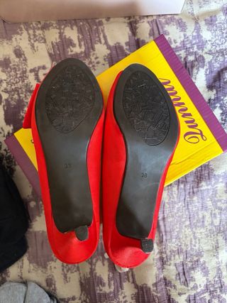 Zapatos de tacón rojos con lazo