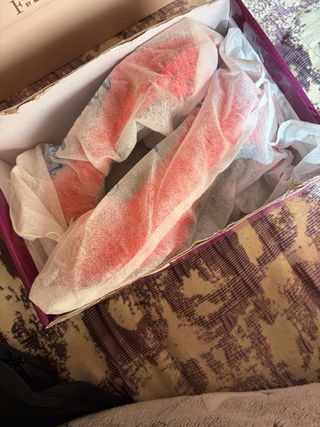 Zapatos de tacón rojos con lazo