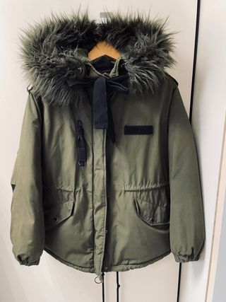 Parka verde militar con capucha de pelo
