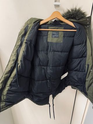 Parka verde militar con capucha de pelo