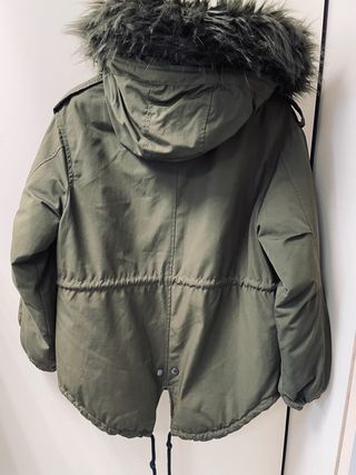 Parka verde militar con capucha de pelo