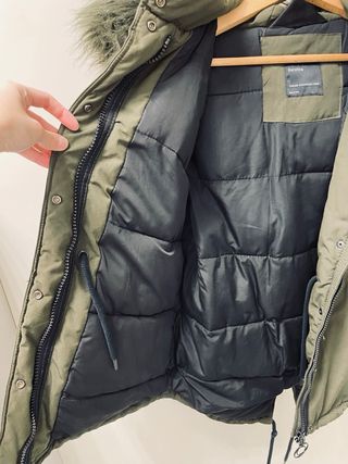 Parka verde militar con capucha de pelo