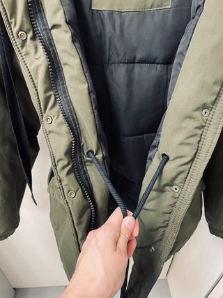 Parka verde militar con capucha de pelo