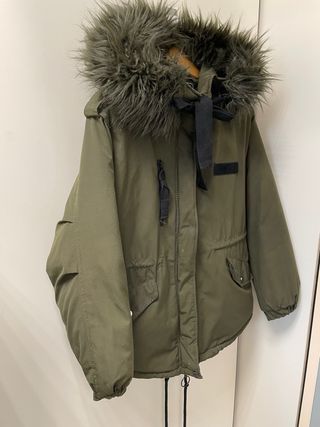 Parka verde militar con capucha de pelo
