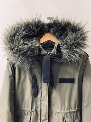 Parka verde militar con capucha de pelo