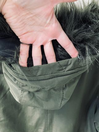 Parka verde militar con capucha de pelo