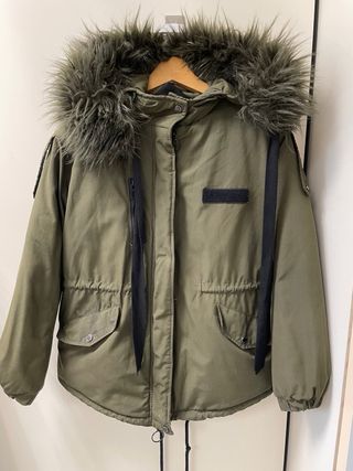 Parka verde militar con capucha de pelo