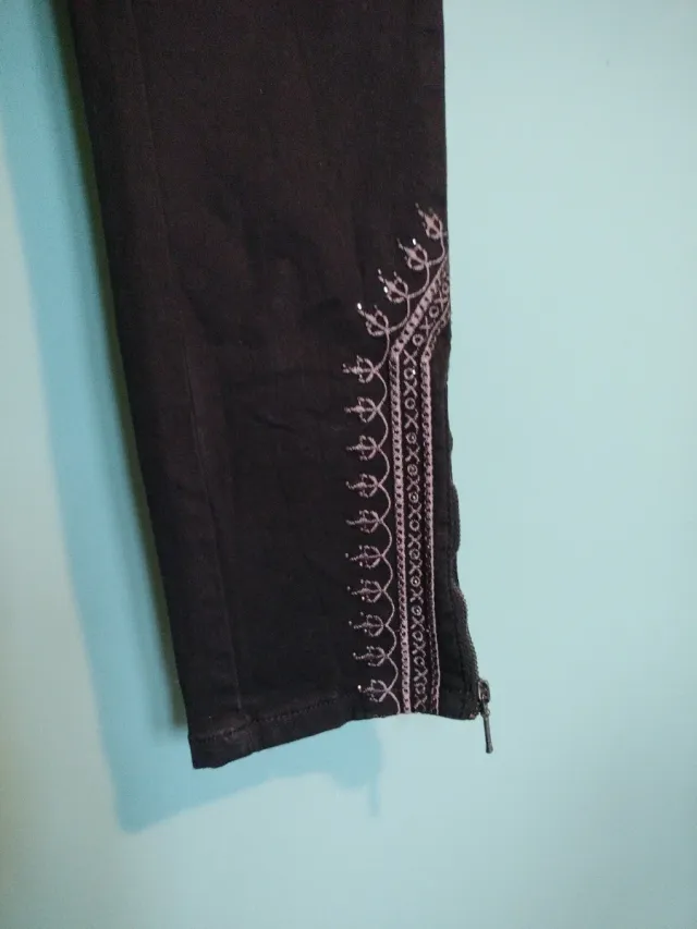 Pantalones pitillo Koröshi negros bordados