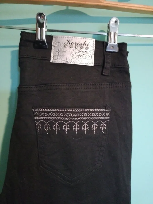 Pantalones pitillo Koröshi negros bordados