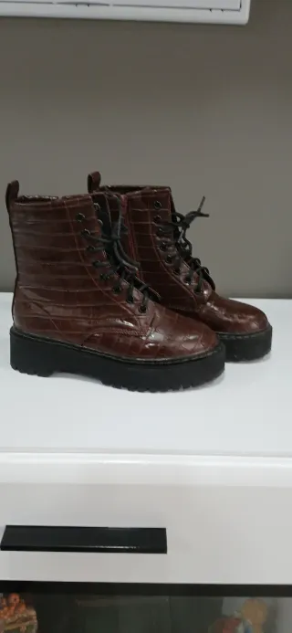 Botas marrones con cordones y plataforma