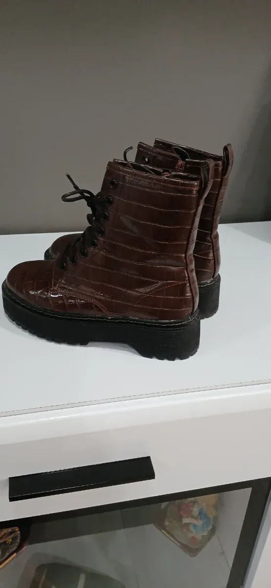 Botas marrones con cordones y plataforma