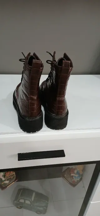 Botas marrones con cordones y plataforma