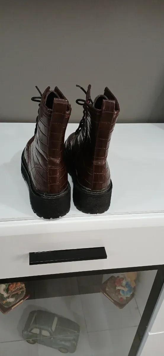 Botas marrones con cordones y plataforma