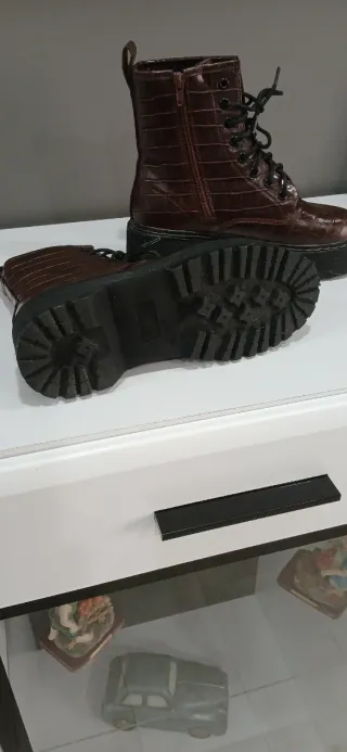 Botas marrones con cordones y plataforma