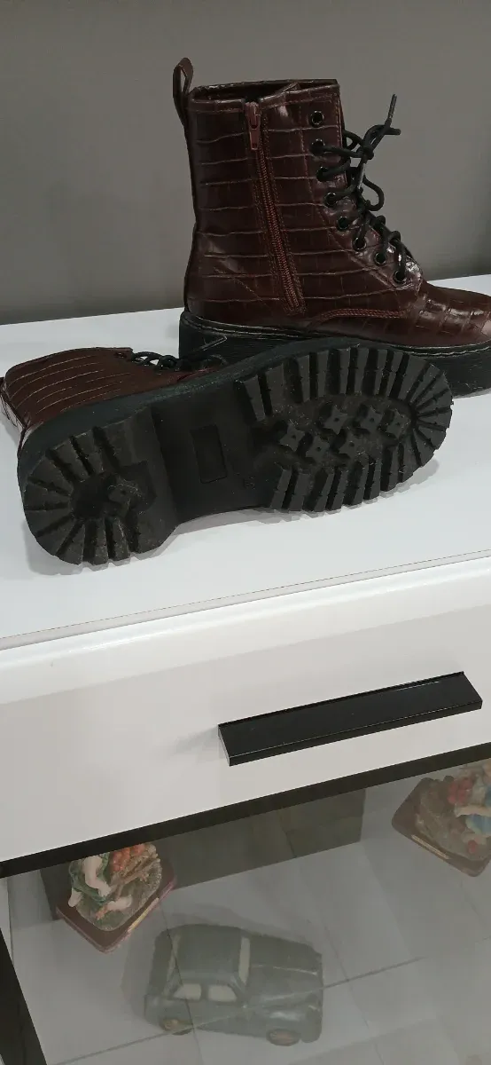 Botas marrones con cordones y plataforma