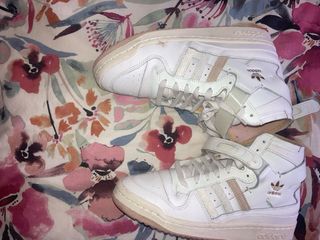 Zapatillas Adidas Forum Mid Beige y Blanco