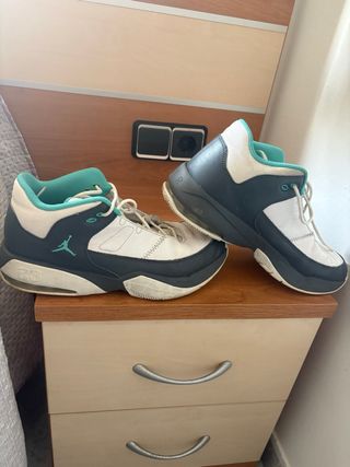 Zapatillas Jordan Blancas y Turquesa