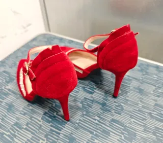 Zapatos de tacón rojos con pedrería
