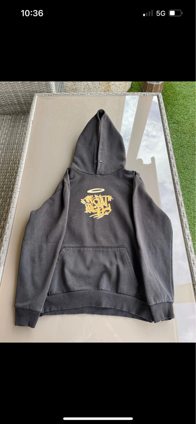 Sudadera negra con estampado gráfico