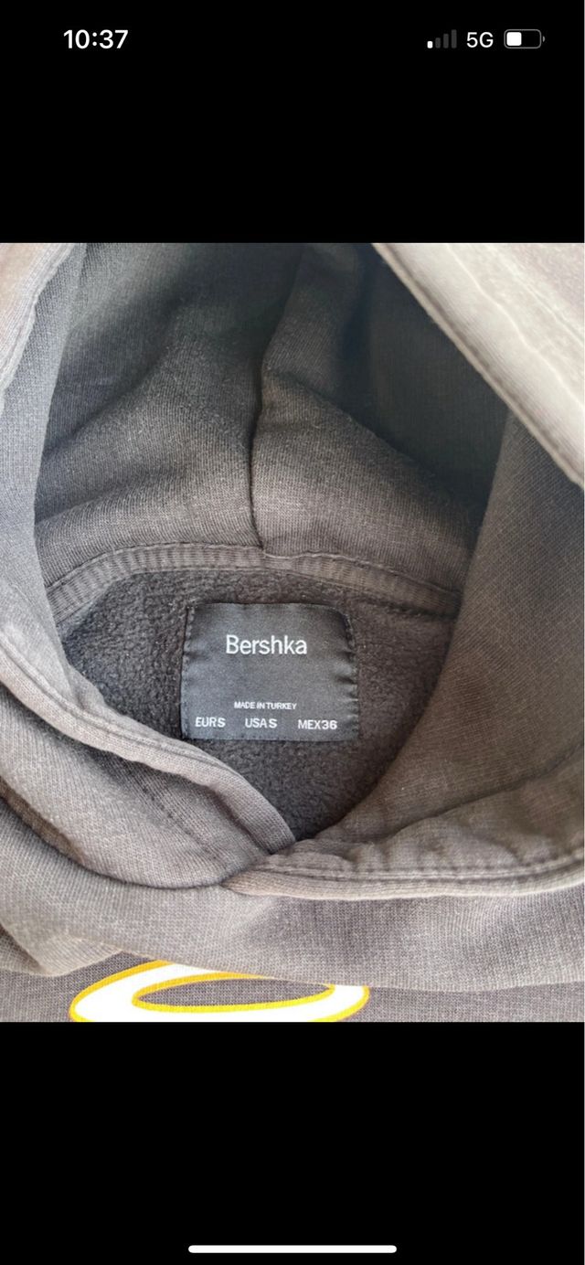 Sudadera negra con estampado gráfico