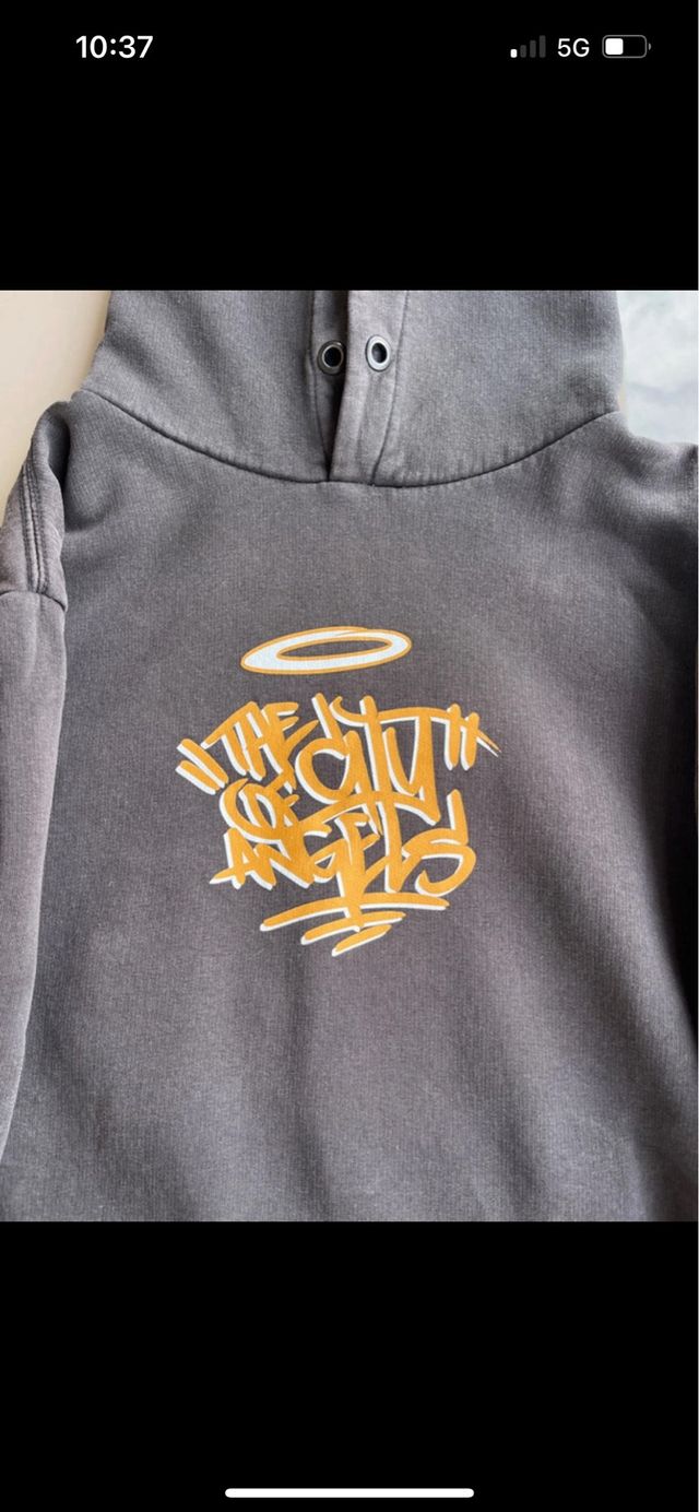 Sudadera negra con estampado gráfico