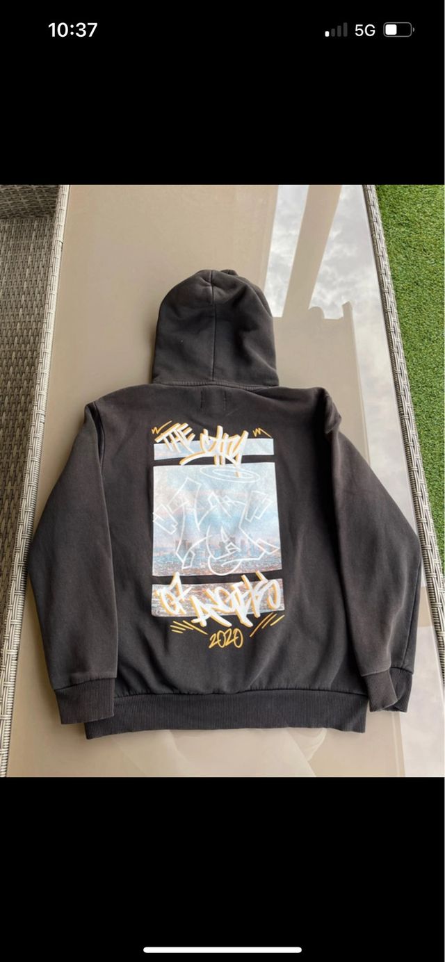 Sudadera negra con estampado gráfico