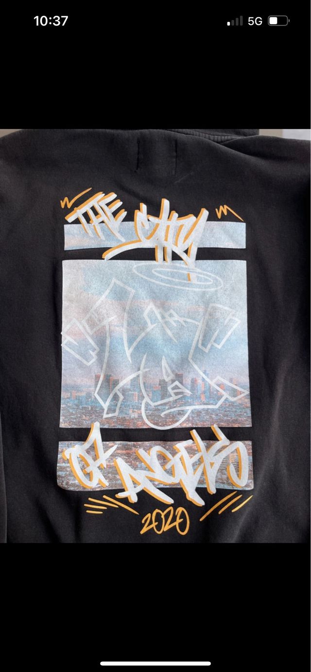 Sudadera negra con estampado gráfico