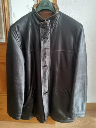 Chaquetón de cuero marrón y negro