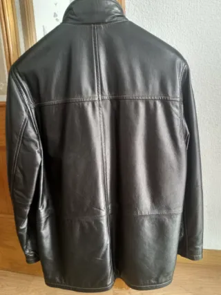 Chaquetón de cuero marrón y negro