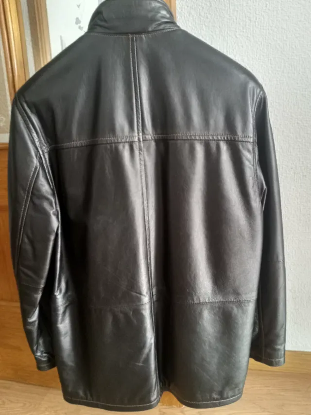 Chaquetón de cuero marrón y negro