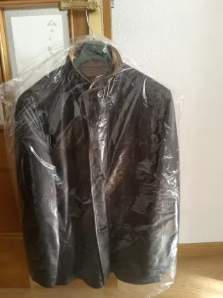 Chaquetón de cuero marrón y negro