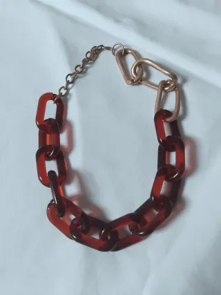 Colar Com Elos Grandes em Castanho e Metal Dourado