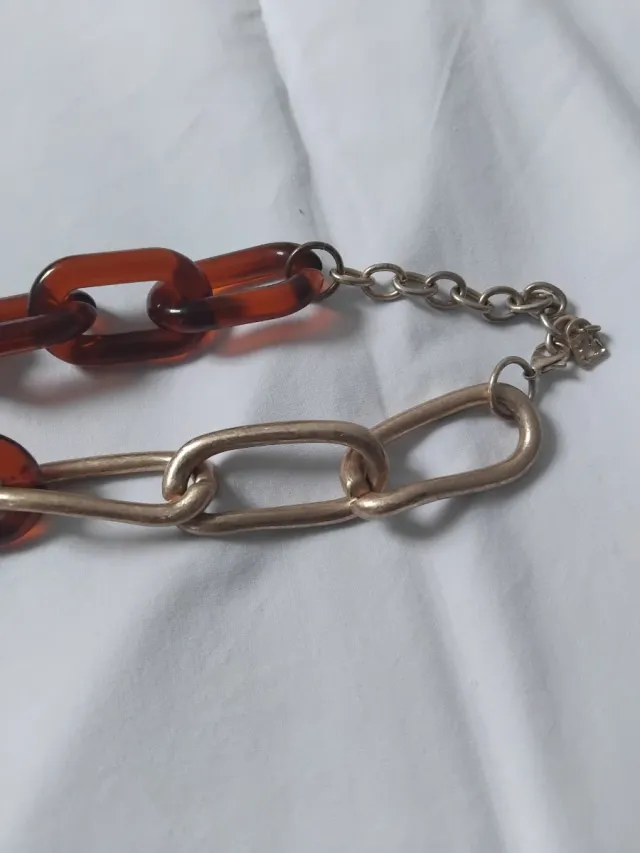 Colar Com Elos Grandes em Castanho e Metal Dourado