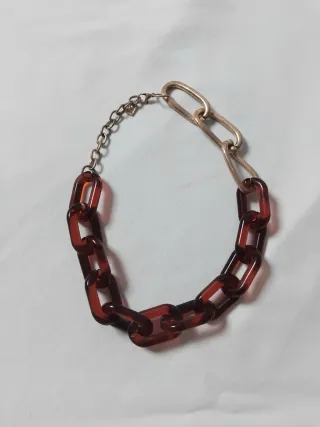Colar Com Elos Grandes em Castanho e Metal Dourado