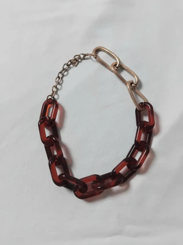 Colar Com Elos Grandes em Castanho e Metal Dourado